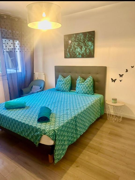 Room in a private home only for women near Port