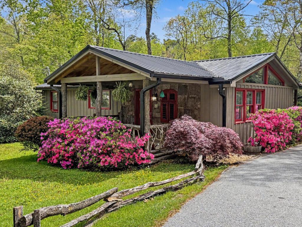 a small house with pink flowers in the yard at 826 Wilson Road in Highlands