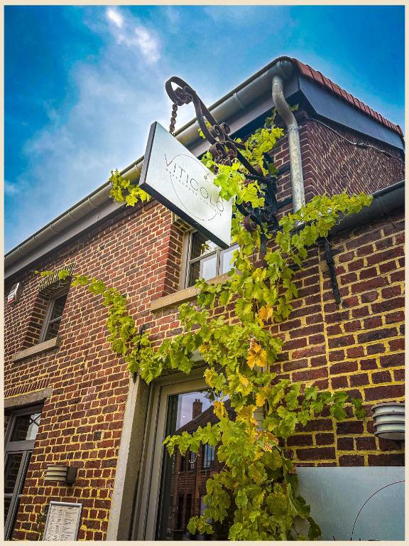 a sign on the side of a brick building at Viticolo Chambres d'hôtes in Tubize