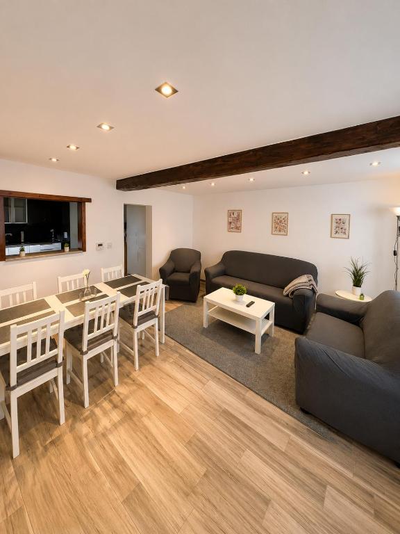 a living room with a couch and a table at Gemütliche Ferienwohnung in Hackenheim