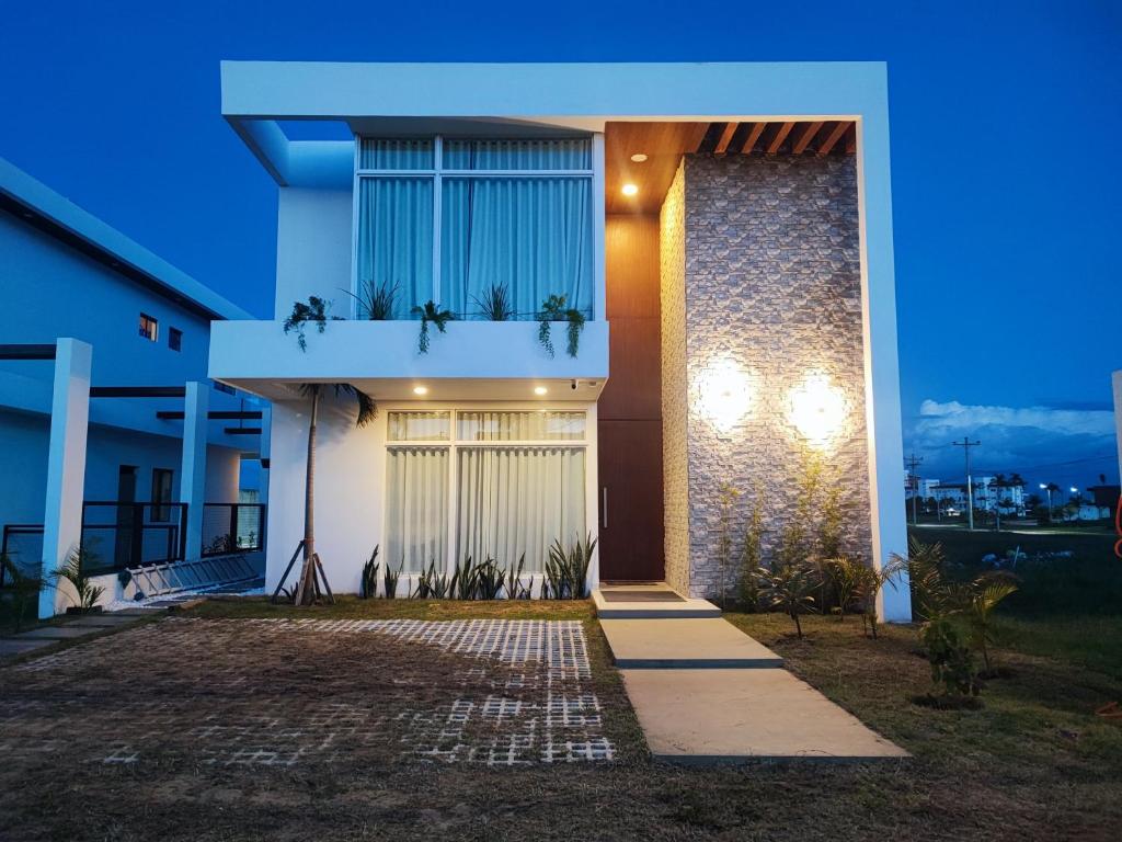 a house with a pathway leading to the front door at Casa Exclusiva Mar Adentro in Santa Cruz de la Sierra