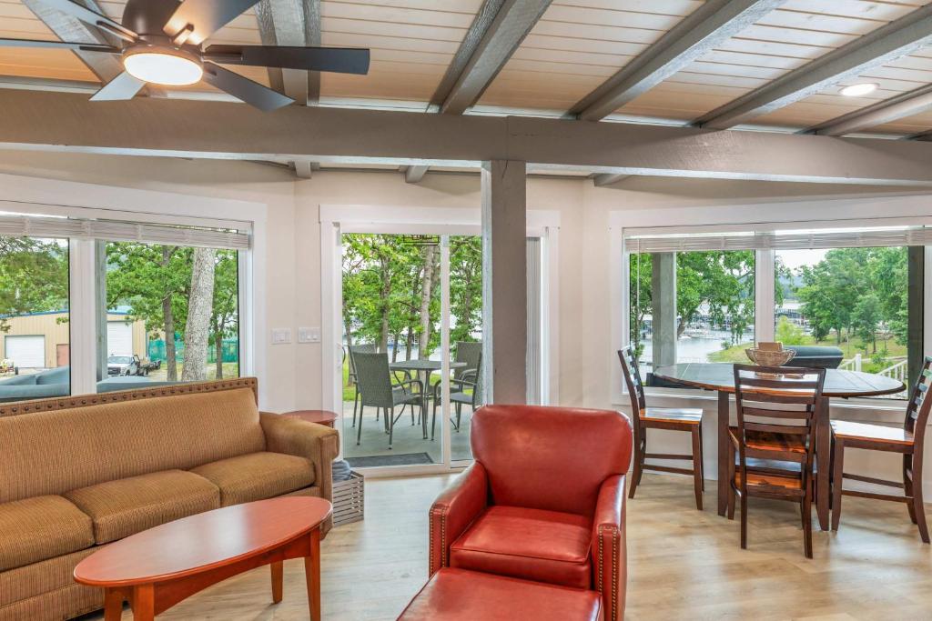 a living room with a couch and a table and chairs at Lighthouse Lodge 2 Lakefront Pool Boat Slip in Kimberling City