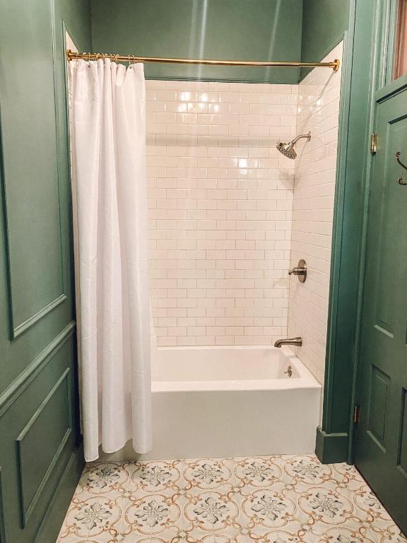Historic Knox Hotel - Superior Queen Room