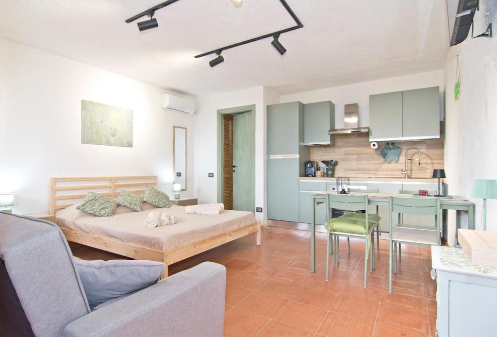 a living room with a bed and a kitchen at Charming Open Space in Costa Smeralda in Olbia