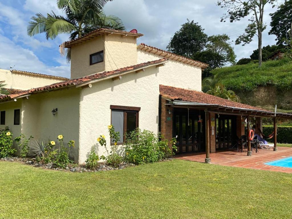 a house with a patio and a swimming pool at Finca Panaca Jaguey 7 in Quimbaya