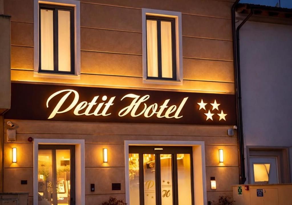 Petit Hotel