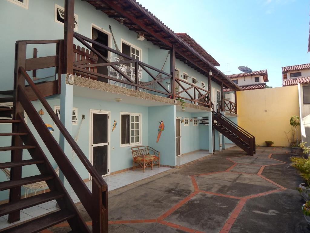 un edificio con una escalera junto a un edificio en Casinha no Paraiso, en Arraial do Cabo