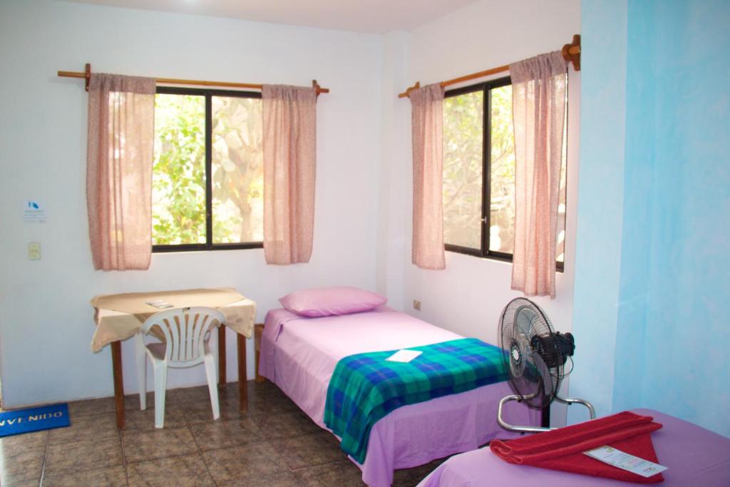 Postel nebo postele na pokoji v ubytování Hostal Suiza