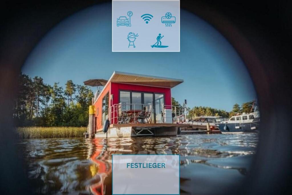 a small house on a dock on a body of water at Floatinghouse Enola in Fürstenberg