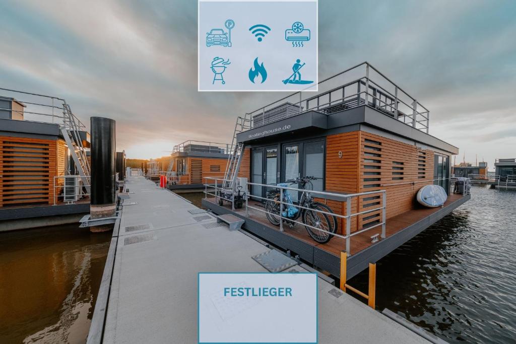 a small house on a boat in the water at Floatinghouse Dicke Bärta in Klitten