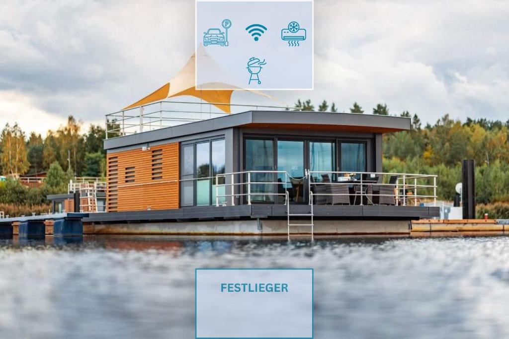 a house on a floating dock on a body of water at Floatinghouse Skyline in Klitten
