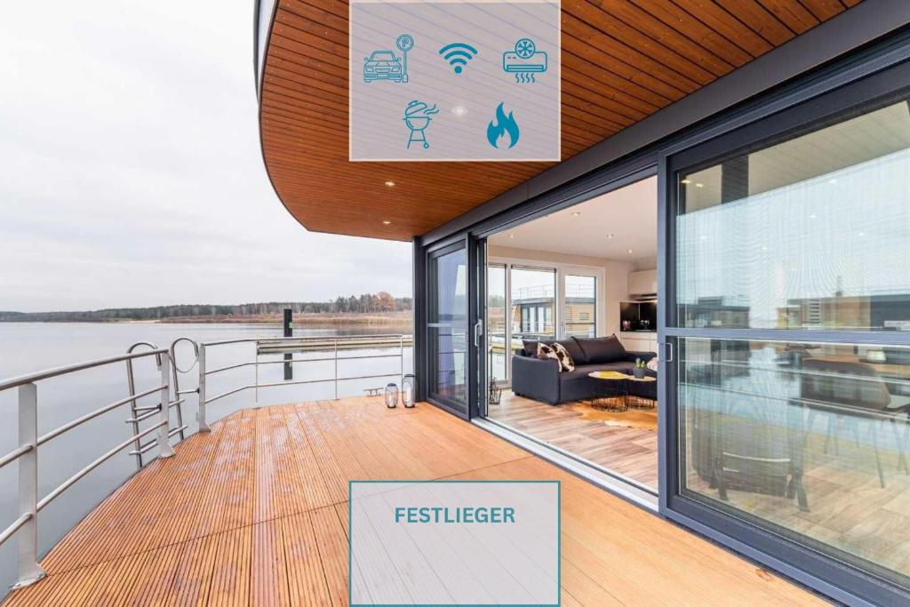 Das Deck eines Bootes mit einem Schild, auf dem „Fischer“ steht. in der Unterkunft Floatinghouse Atlantis in Klitten