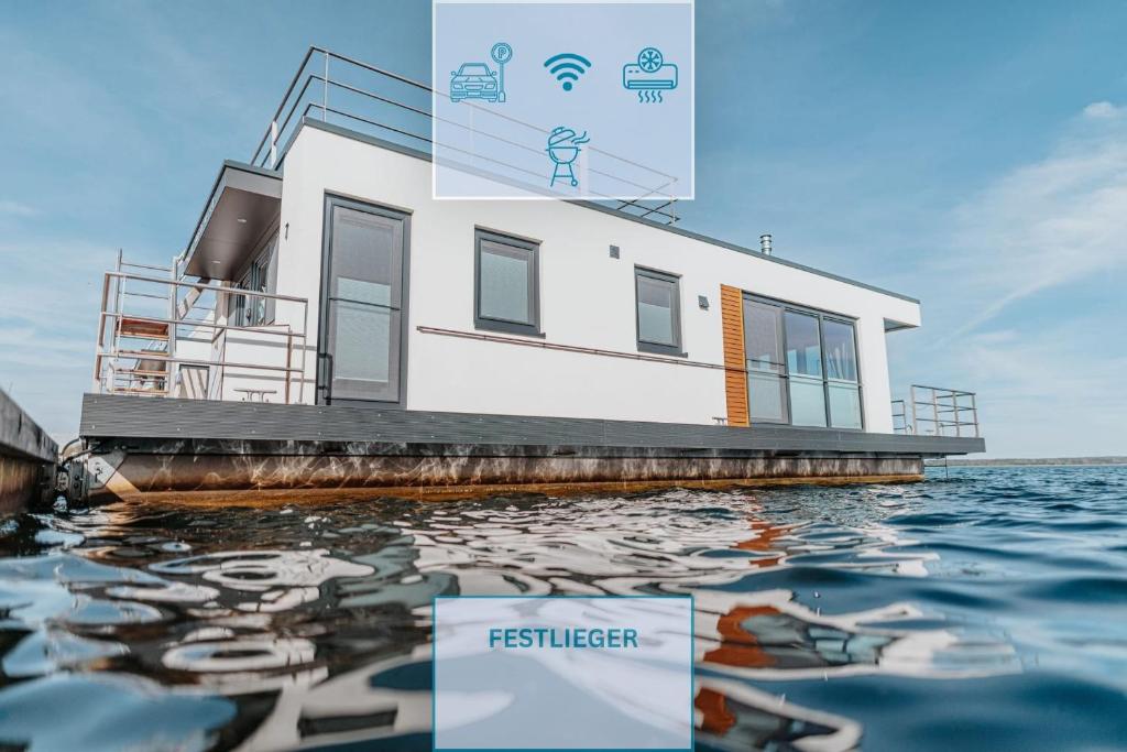 a house on a dock in the water at Floatinghouse Möwenblick - LP1 in Vetschau