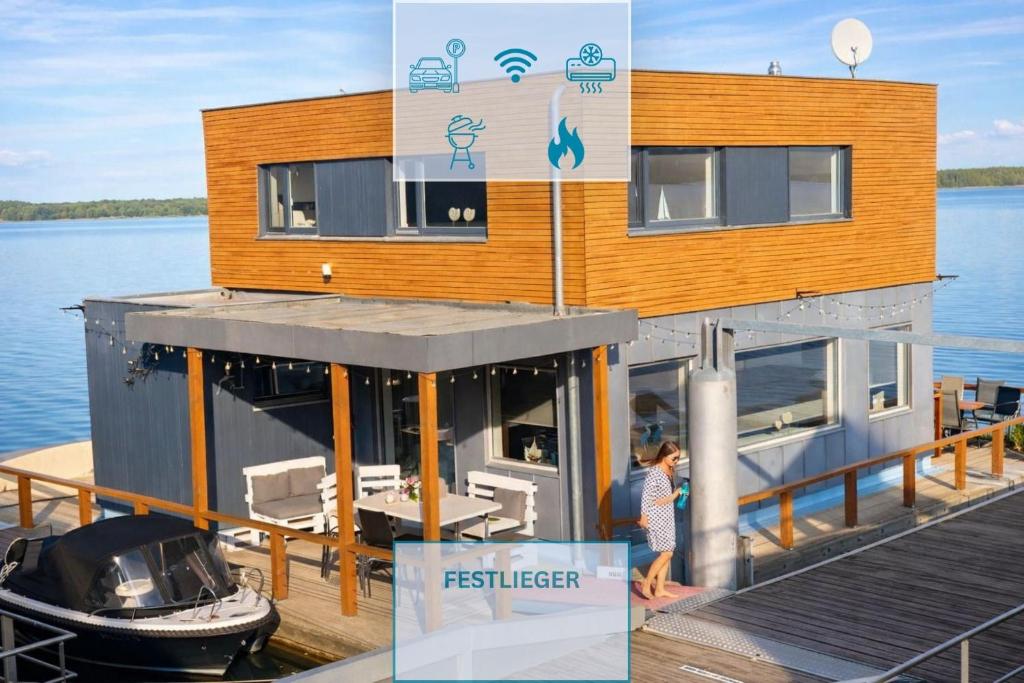 a house on a boat on the water at Floatinghouse Möwe 1 - LP1 in Vetschau