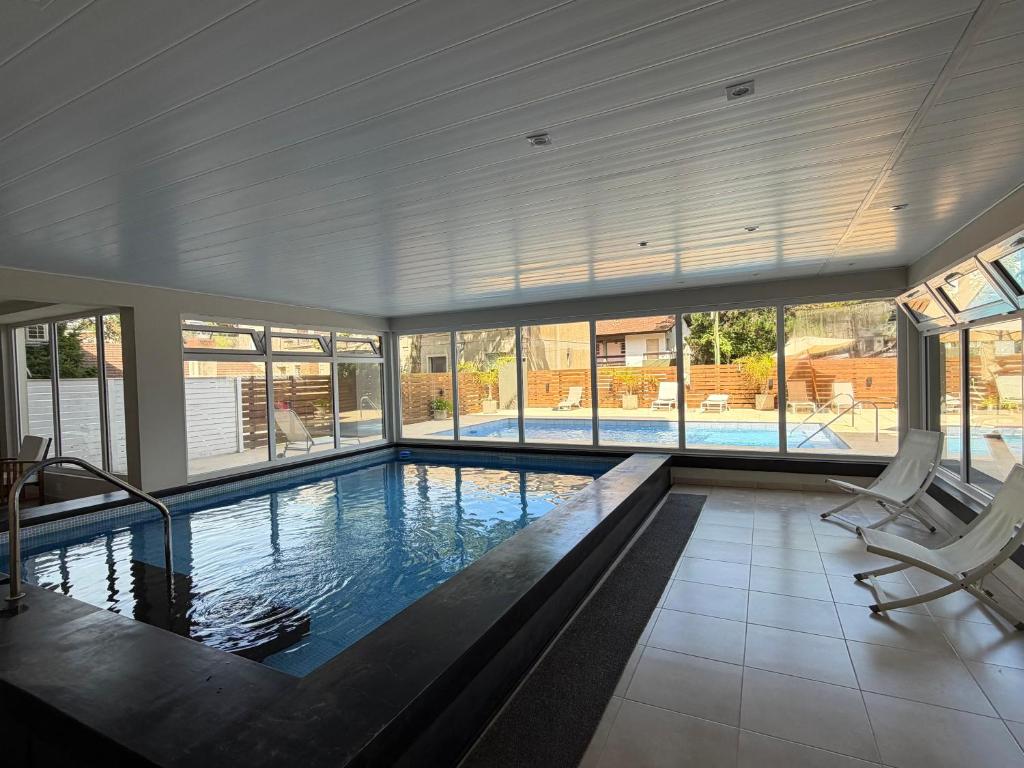a large swimming pool in a house at Suite Pinamar 09 in Pinamar