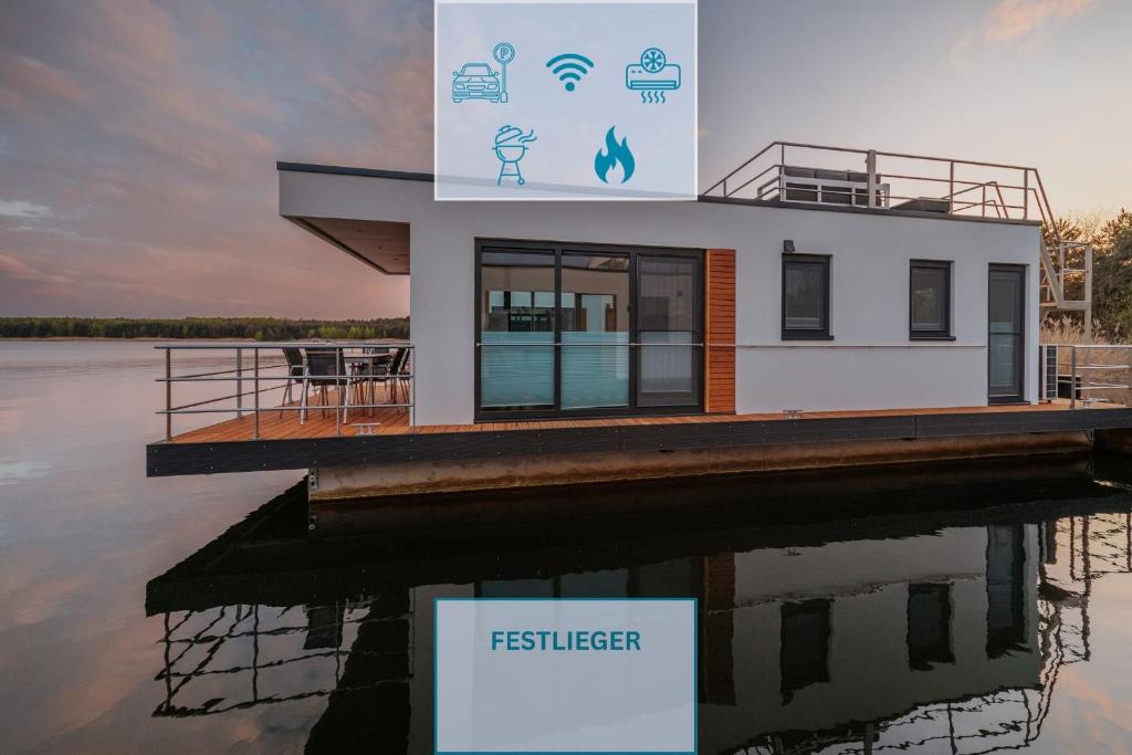 a small house on a dock on a body of water at Floatinghouse Seeblick - LP7 in Vetschau