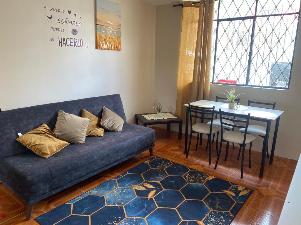 a living room with a couch and a table at El refugio de Lolita in Loja