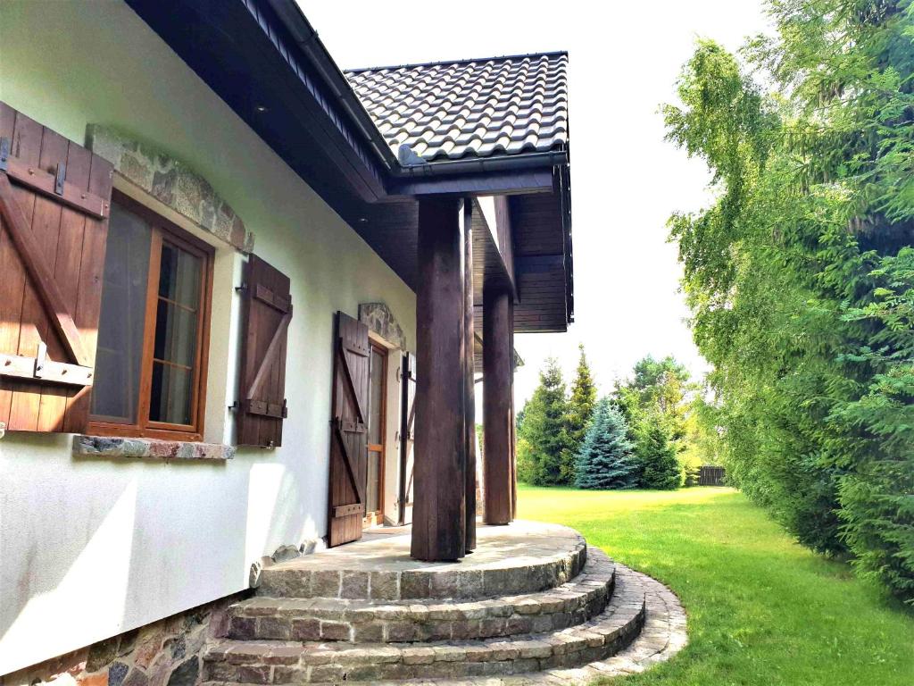 a building with a stairway leading into a yard at REZYDENCJA BAŁTYCKA Sea and Forest KOPALINO in Kopalino