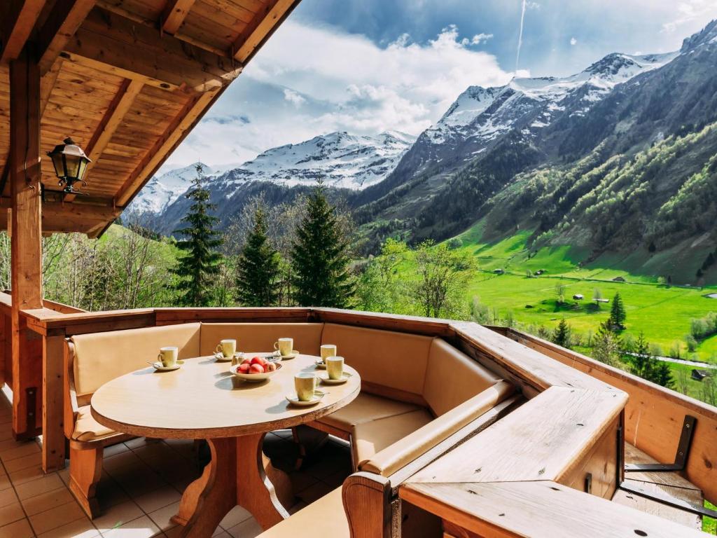 Ein Tisch und Stühle auf einem Balkon mit Bergblick in der Unterkunft Barney M in Rauris