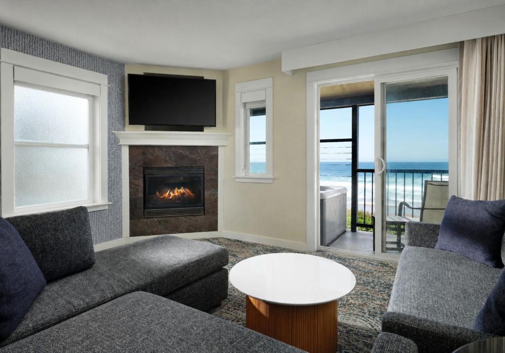 Starfish Manor Oceanfront Hotel - 