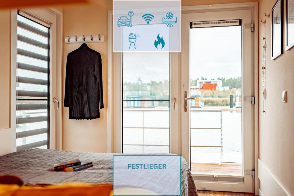 a room with a bed and a window at Floatinghouse Vroni in Klitten