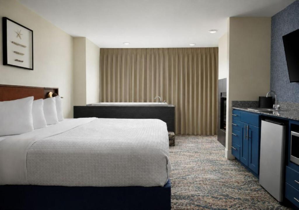 Starfish Manor Oceanfront Hotel - 