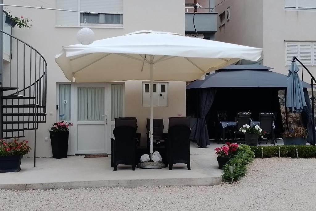 Apartments with parking space Sibenik - 27144