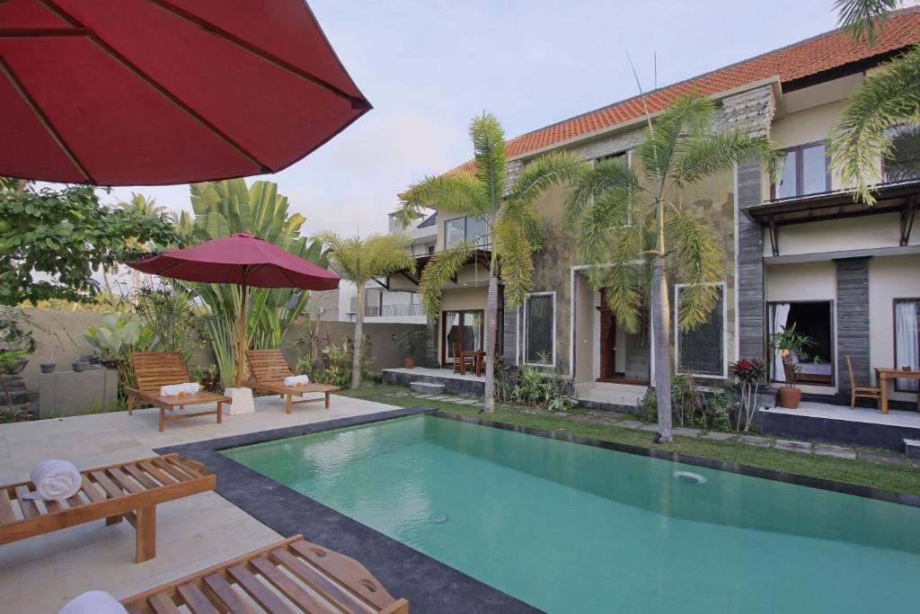 Bazén v ubytování Nang Ade Villa by Pramana Villas nebo v jeho okolí