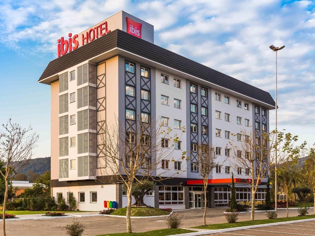 a building with arets hotel on top of it at ibis Igrejinha in Igrejinha