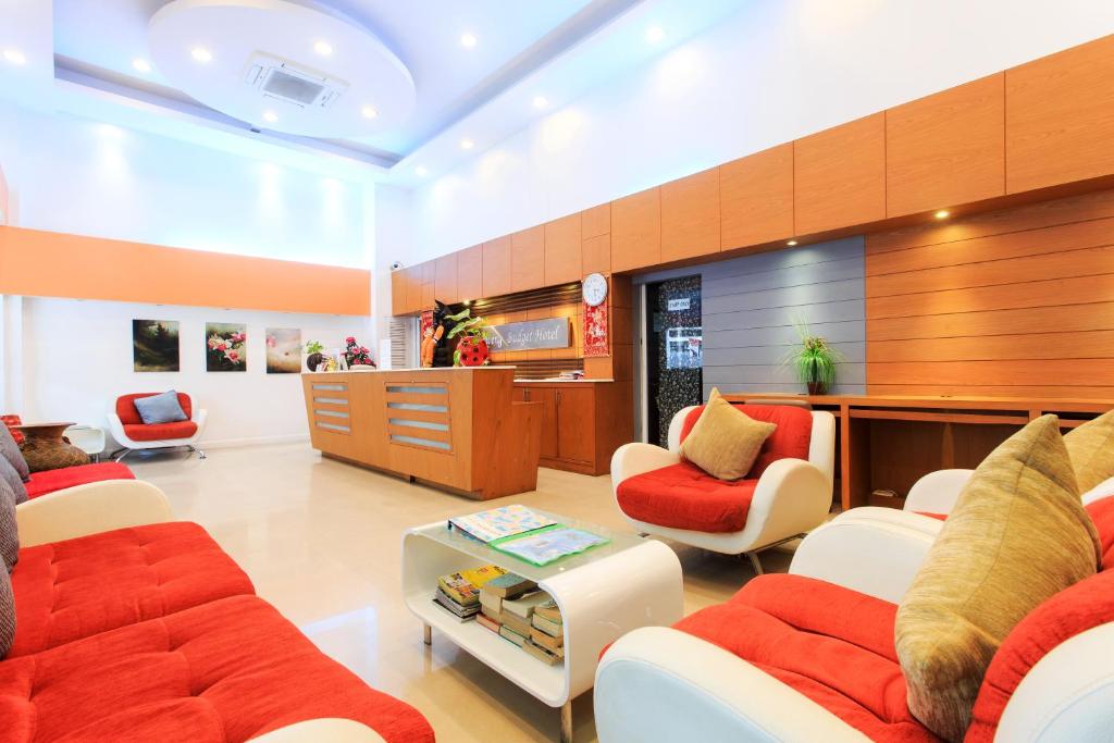 sala de estar con muebles de color rojo y blanco en Chaweng Budget Hotel en Chaweng Beach