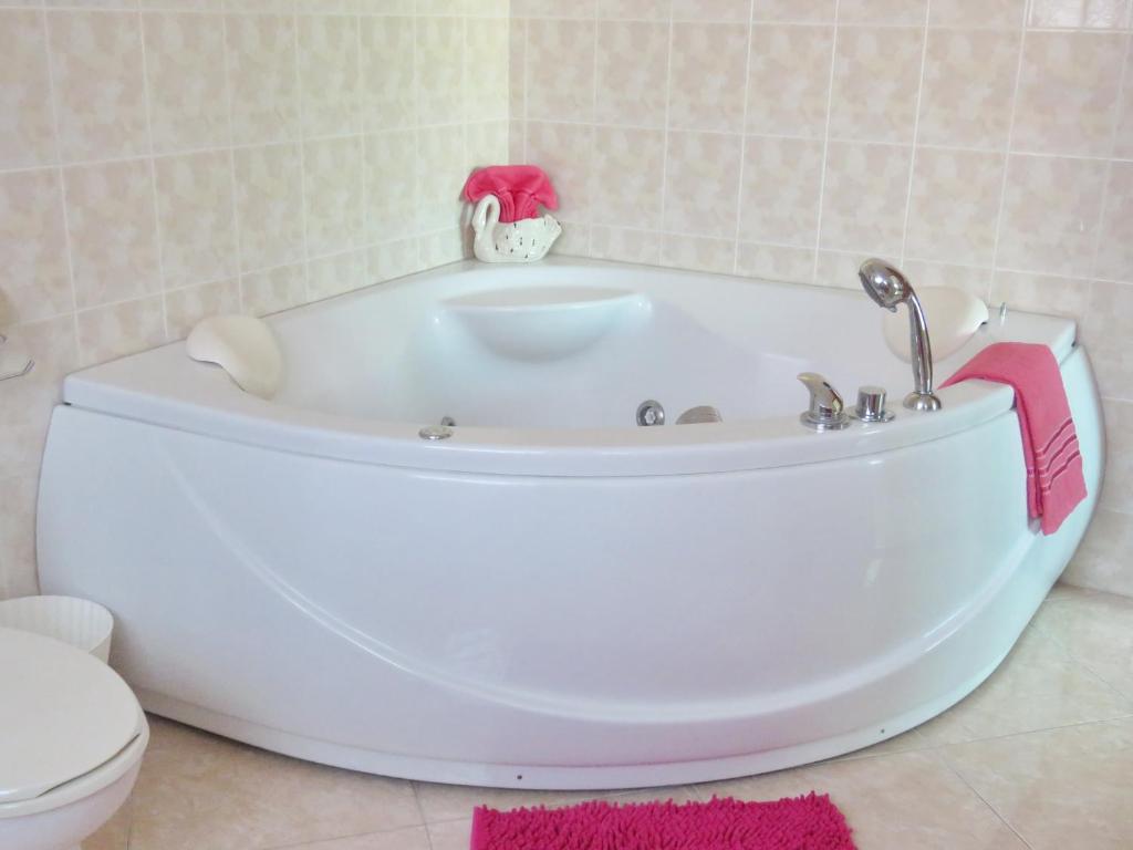 BUTTERFLY GARDEN BOUTIQUE RESIDENCE by Luxury View EX LG Apts and Villas, A Lifestyle Destination 1 to 3 bedroom units 110 to 190 sqmtr, 2 FULL Bathrooms, Rain shower, Complete kitchen, FREE Fast Fiber WIFI, 55\ - Resim 7