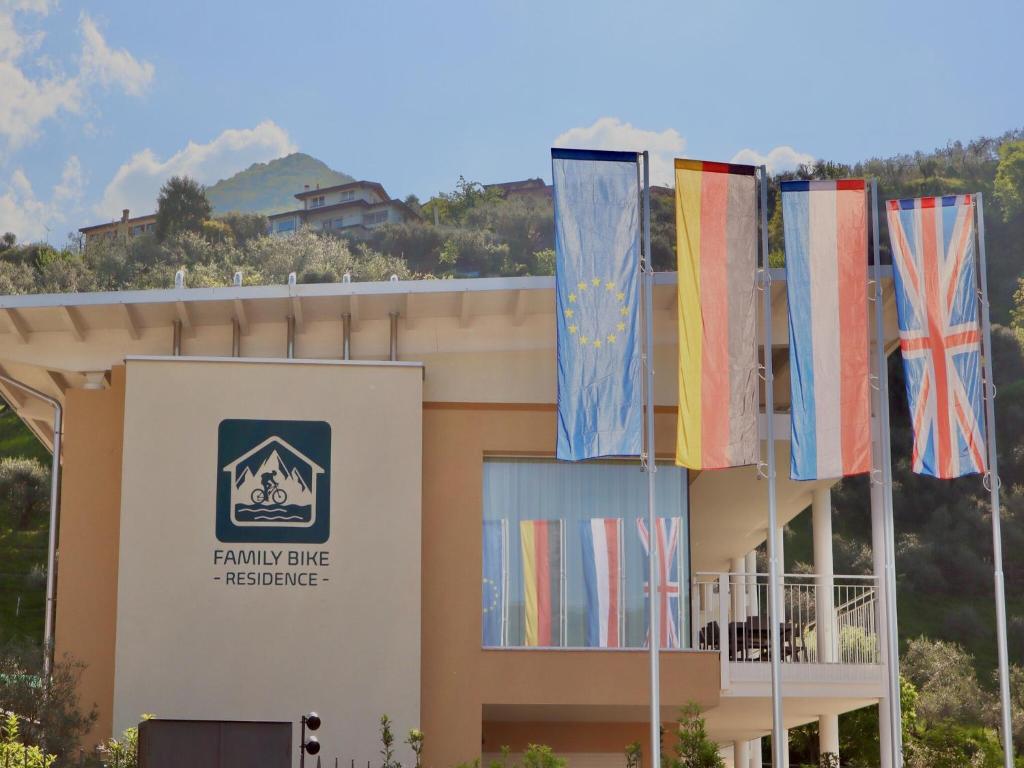 a building with colorful flags in front of it at In einer klimatisierten Wohnung mit Terrasse in Marone