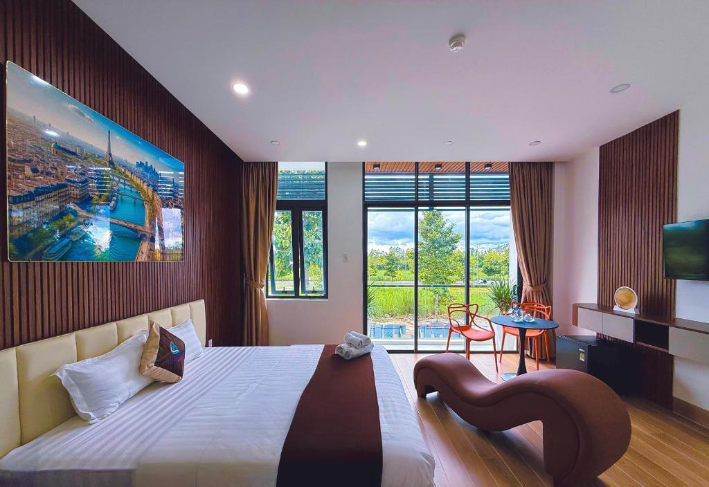 a bedroom with a large bed and a large window at Hotel Trung Đông 2 in Ấp Bình Thương