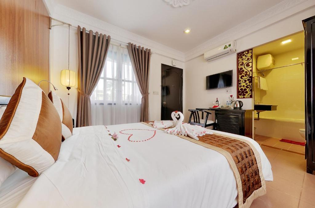 Postel nebo postele na pokoji v ubytování Hai Yen Hotel