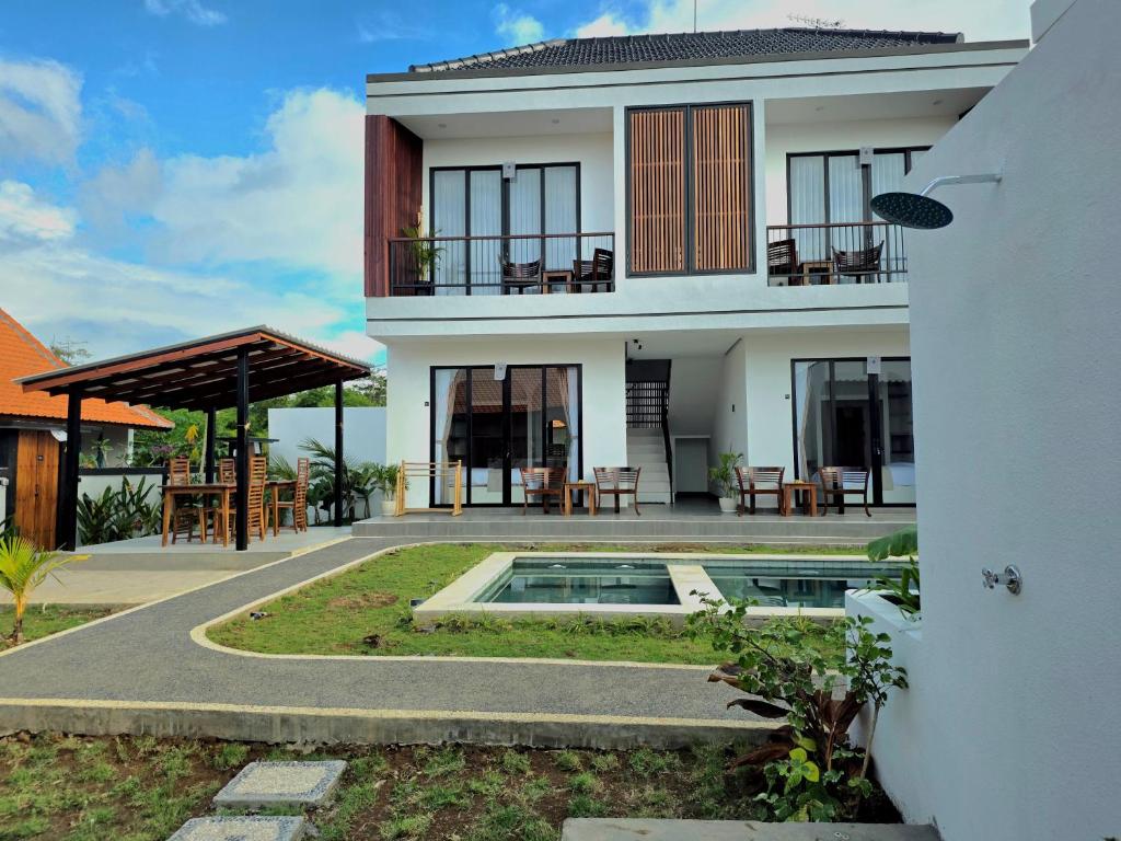 a villa with a courtyard and a house at Sekar Uluwatu in Uluwatu