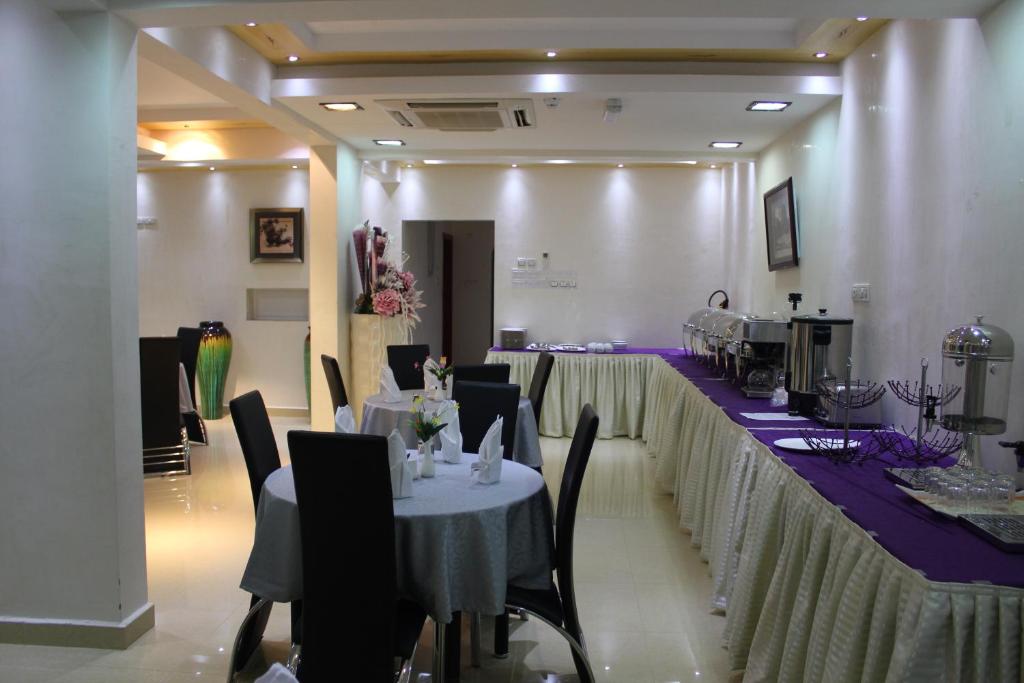 Restaurace v ubytování Al Karam Hotel Apartment