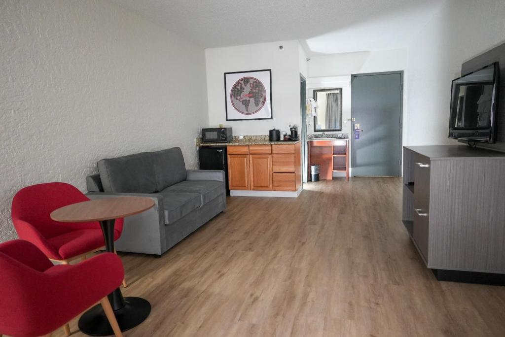 Ramada by Wyndham Tulsa Broken Arrow - One-Bedroom King Suite - Non-Smoking