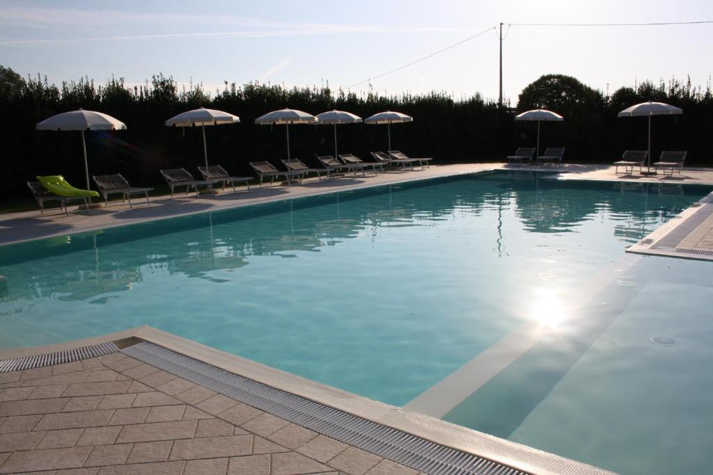 The swimming pool at or close to Agriturismo La Pisana