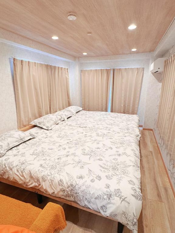 Near the station, 6-minute walk, entire first floor available, high-speed Wi-Fi, convenient for sightseeing and shopping, direct access to Tokyo Tower, the Imperial Palace, and Tokyo Dome