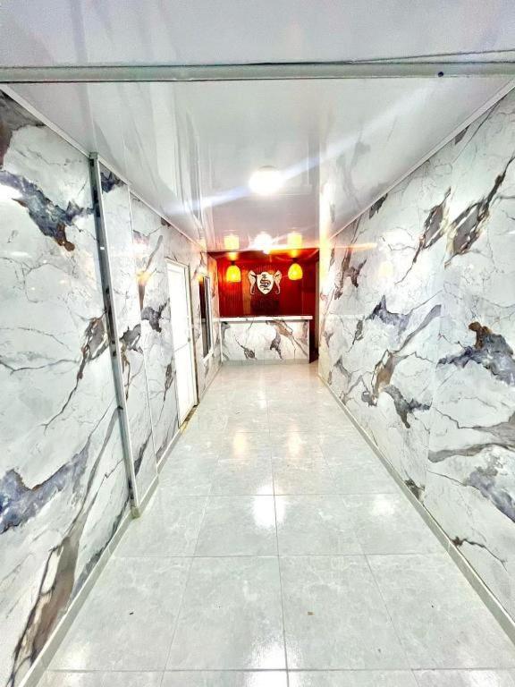 a hallway in a room with fish on the wall at Limsor Town Apartaestudios in San Andrés