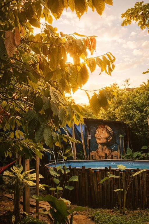 ein Gemälde eines Affen an der Seite eines Gebäudes in der Unterkunft Nomada Hostel in Leticia