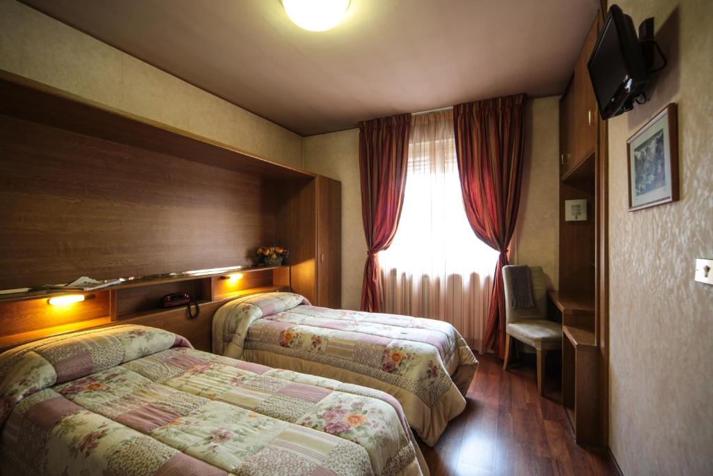 Postel nebo postele na pokoji v ubytování Hotel Roma