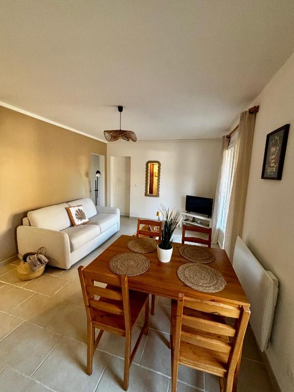 a living room with a table and a bed at Le Cocon de Clisson in Clisson