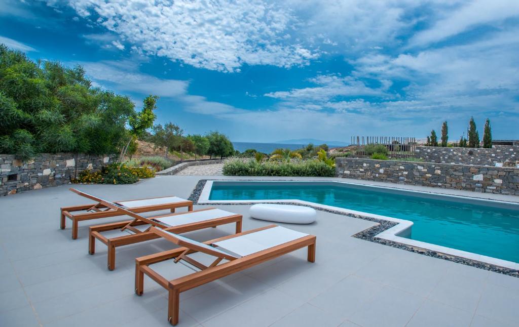Bazén v ubytovaní Aelia Hospitality Paros alebo v jeho blízkosti