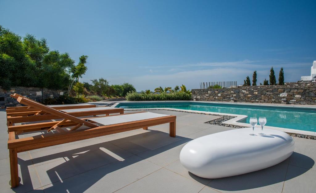 Bazén v ubytovaní Aelia Hospitality Paros alebo v jeho blízkosti