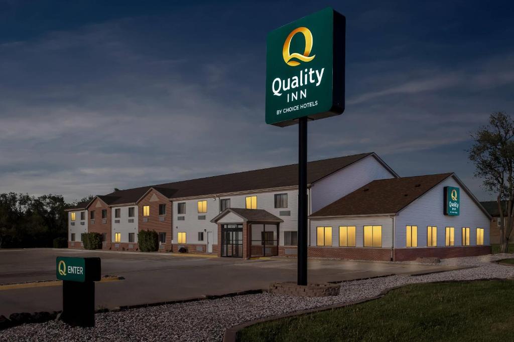a sign for a quality inn in front of a building at Quality Inn Fairfield in Fairfield