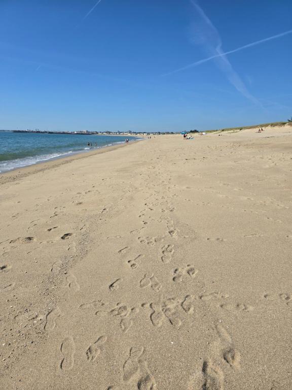 a message written in the sand on a beach at directe plage à moins de 100m in La Turballe