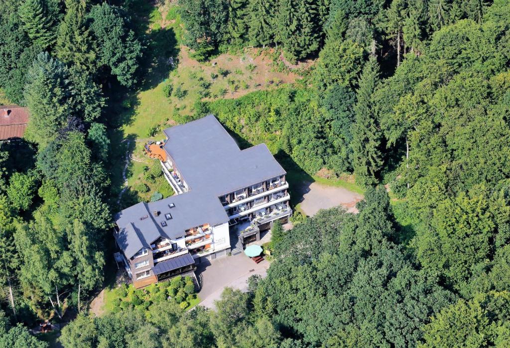 eine Luftansicht eines Hauses inmitten eines Waldes in der Unterkunft Waldhotel Porta Westfalica in Porta Westfalica