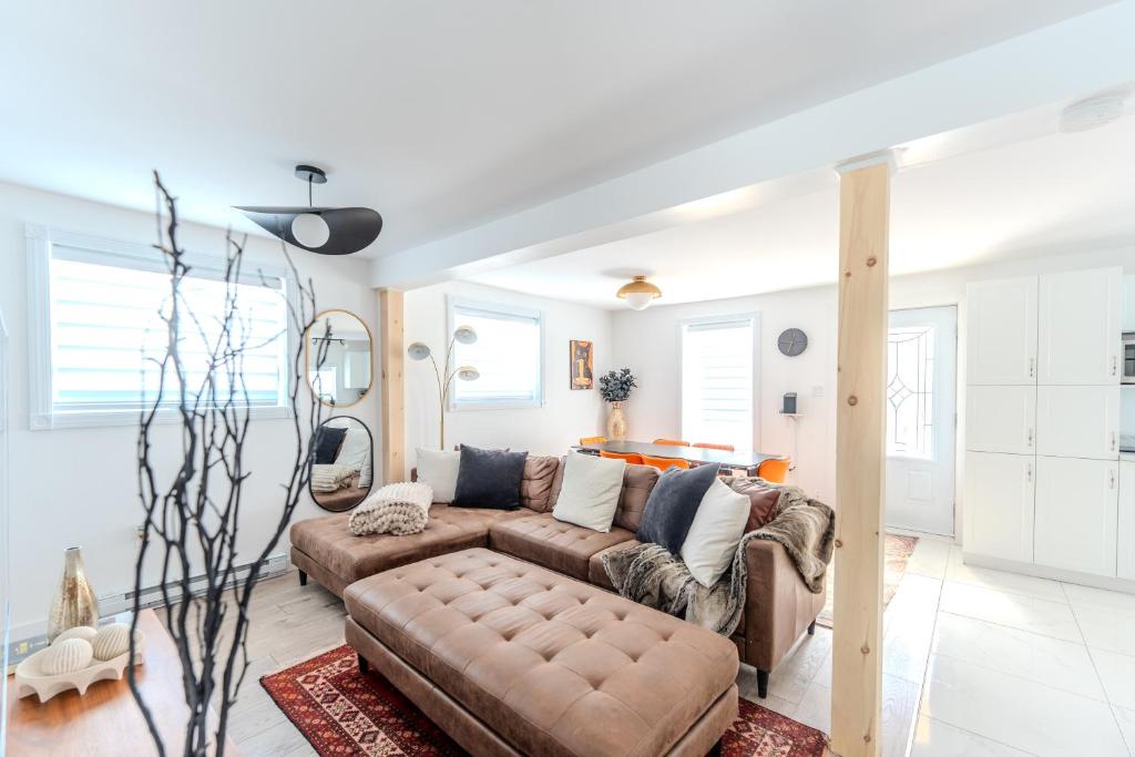 a living room with a couch and a table at Pretty Little House in Saguenay