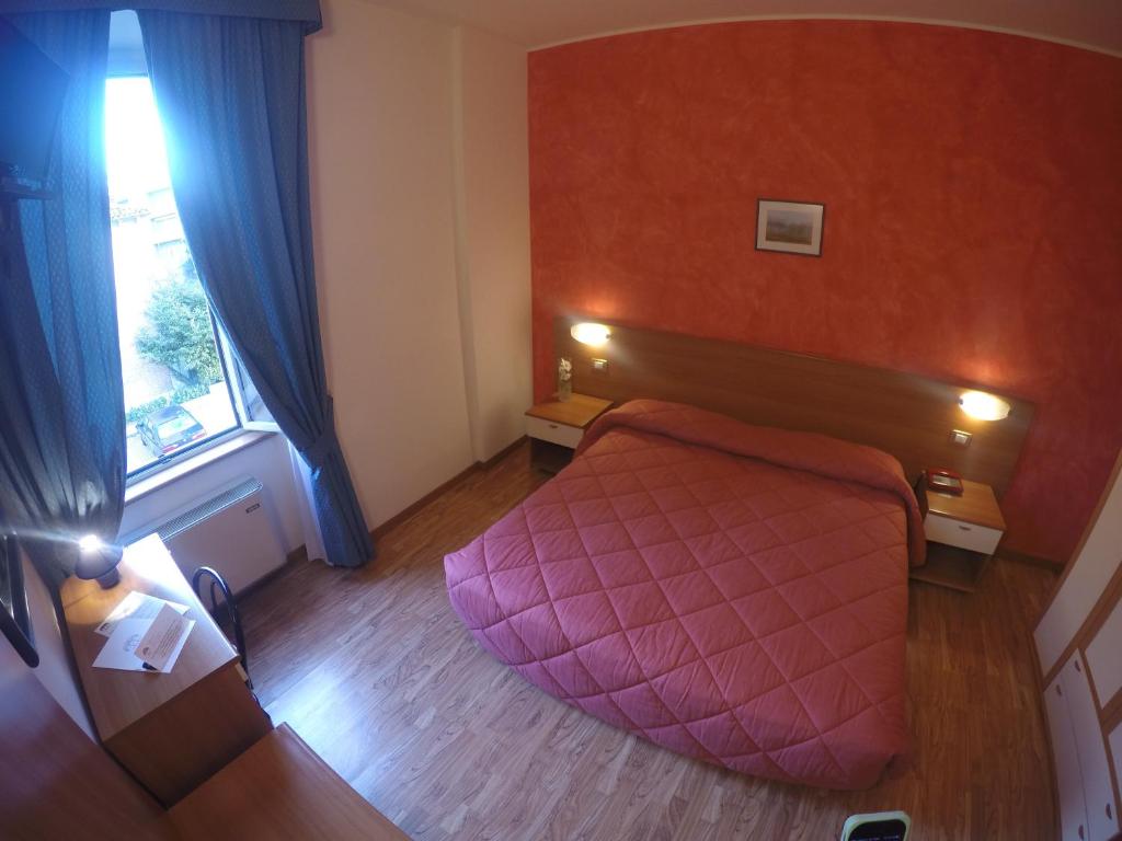 Postel nebo postele na pokoji v ubytování Hotel 2000